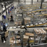 À Vétroz, les collaborateurs de La Poste mettent sur les tapis roulants des dizaines de milliers de colis.